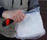 Krmení včel cukrovým těstem - Nejdříve na jedné straně cukrového 'koláče' vytvoříme otvor cca 8 cm velký